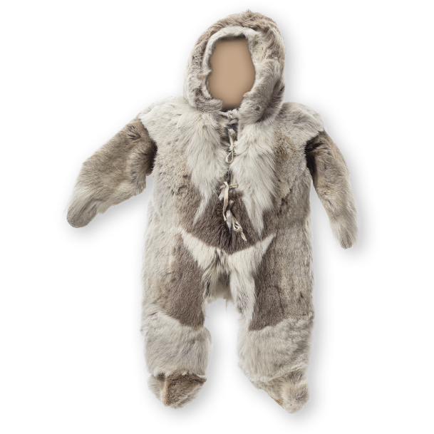 Combinaison en fourrure, vue de face, avec un capuchon ajusté, des mitaines et des bottes intégrées. La fourrure est de couleur brune avec des variations plus claires au niveau de l'abdomen et des jambes, et plus foncées au milieu du dos et au niveau des bras. La combinaison est fermée par un lacet à l'avant au niveau de la poitrine et du cou.