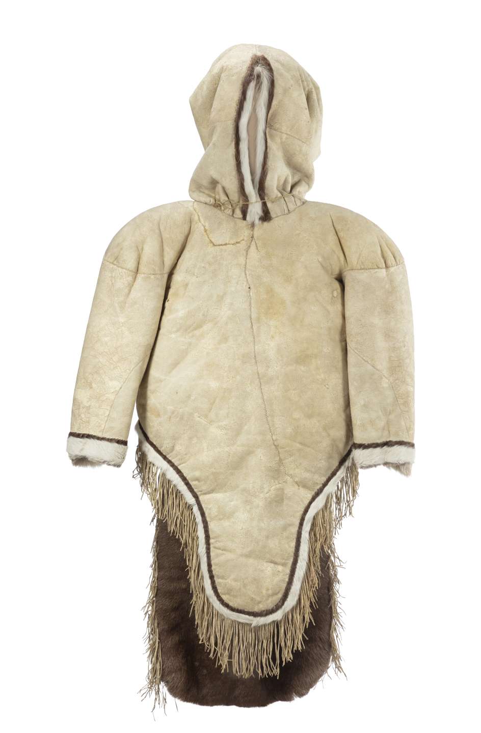 Veste en cuir beige, vue de face, avec le capuchon relev&eacute;. Le bas du manteau, le capuchon et les poignets sont bord&eacute;s de fourrure brune et blanche. Le pan avant, plus court et plus arrondi que l&rsquo;arri&egrave;re, est orn&eacute; de franges.