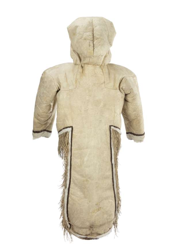 Veste en cuir beige, vue de derri&egrave;re, avec le capuchon relev&eacute;. Le bas du manteau et les poignets sont bord&eacute;s de fourrure brune et blanche. La veste, coup&eacute;e sur les c&ocirc;t&eacute;s, pr&eacute;sente un long pan arri&egrave;re carr&eacute;, orn&eacute; de franges, sauf &agrave; l&rsquo;extr&eacute;mit&eacute;.